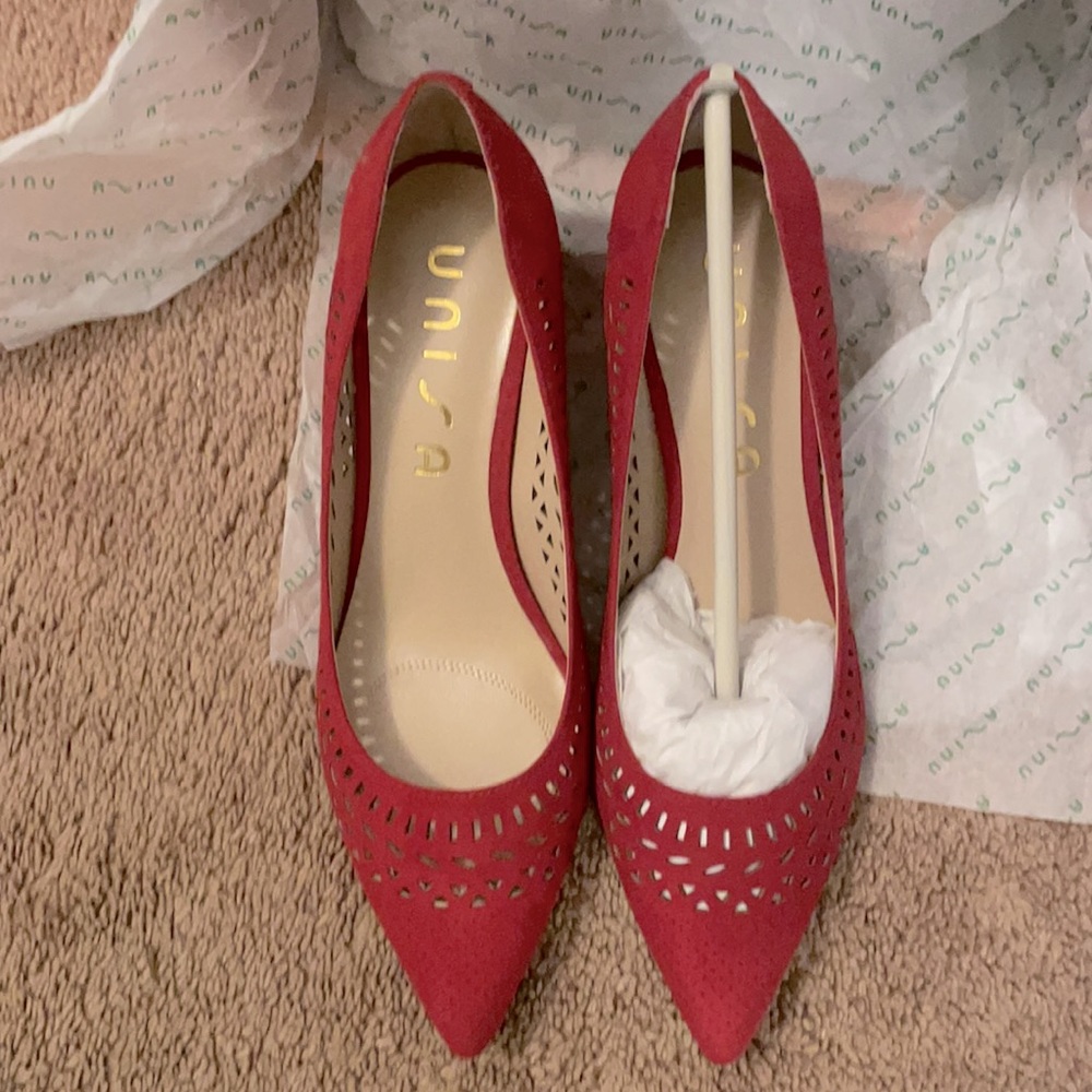 UNISA Red pump
